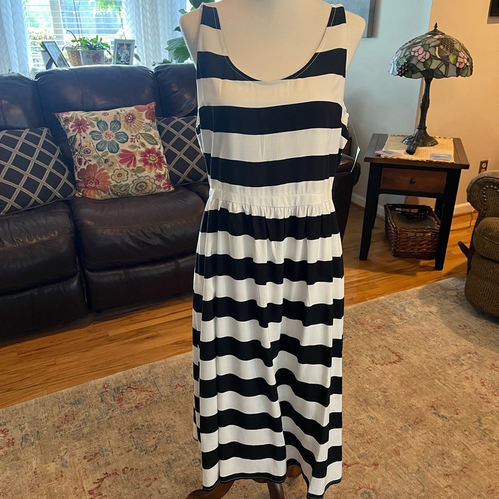 SUPER CUTE NWT Old Navy black and white dress